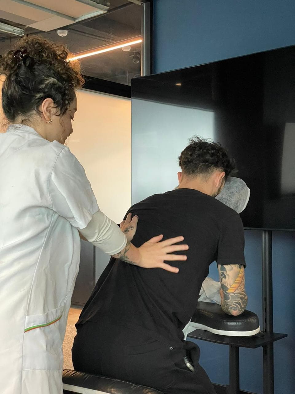 Quick massage em cadeira ergonômica no escritório